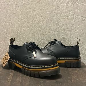 Dr. Martens SoftWair US 10 NWT